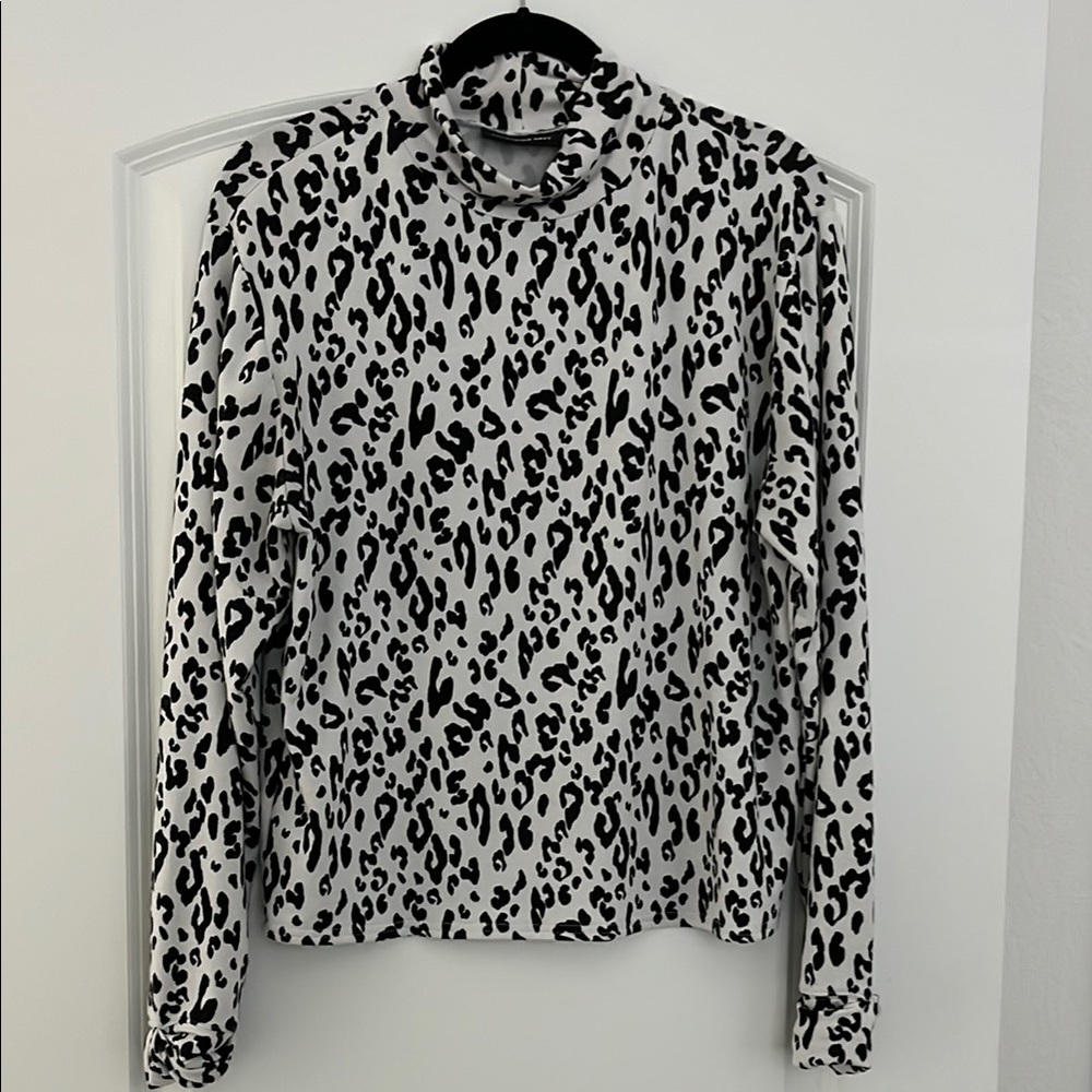 Chic Leopard Print Long Sleeve Top